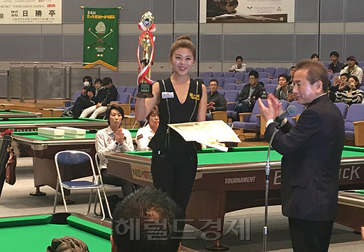 &lsquo;2015 All Japan Championship(전일본선수권) 세계오픈&rsquo;에서 우승한 김가영이 활짝 웃으며 트로피를 들어보이고 있다.