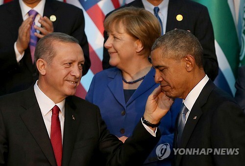 2015년 11월 터키 안탈리아에서 열린 주요 20개국 정상회의(G20)에서 기념촬영에 앞서 인사하는 레제프 타이이프 에르도안 터키 대통령(왼쪽)과 버락 오바마 미국 대통령. [EPA=연합뉴스]