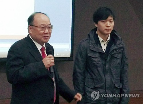 과학기술연합대학원대학교(UST) 송유근(17, 오른쪽)과 한국천문연구원(KASI) 박석재 연구위원