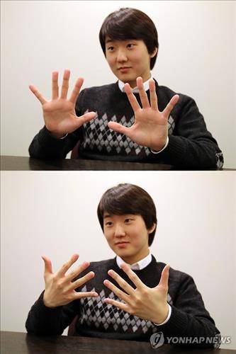 쇼팽 콩쿠르 우승 조성진의 손가락 (도쿄=연합뉴스) 이세원 특파원 = 한국인 최초로 폴란드 국제 쇼팽 피아노 콩쿠르에서 우승한 피아니스트 조성진(21)이 22일 오후 일본 도쿄도(東京都) 신주쿠(新宿)구의 한 호텔에서 인터뷰에 응하며 손가락을 보여주고 있다.