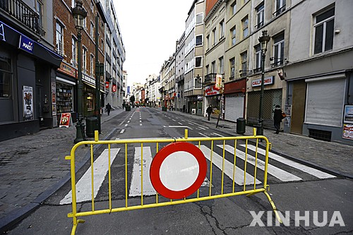 【브뤼셀=신화/뉴시스】벨기에 정부가 최고 테러경계 등급인 4등급을 발령한 가운데 한 주를 시작하는 월요일인 23일(현지시간) 브뤼셀 시내가 오가는 사람을 찾기 힘들 정도로 썰렁한 모습이다. 2015.11.24