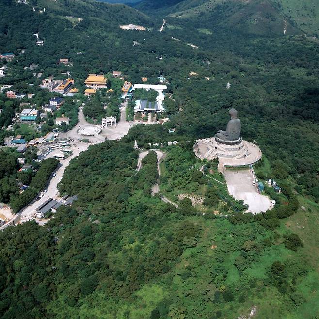 홍콩 옹핑 빌리지. 청동 좌불상이 지척에 있다.