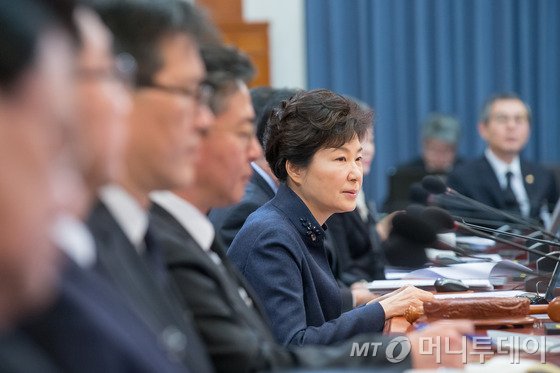 박근혜 대통령이 24일 오전 청와대 세종실에서 '제51회 국무회의' 주재하고 있다. /사진= 뉴스1