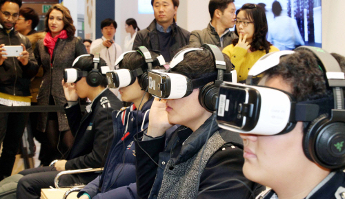 26일 서울 코엑스에서 열린 "2015 창조경제박람회"에서 관람객들이 헤드셋을 쓰고 가상현실을 체험하고 있다. [김호영 기자]