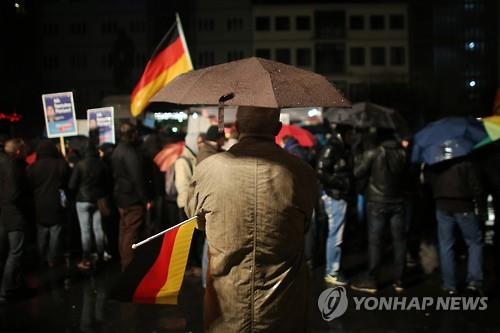 독일 극우정당 '독일을 위한 대안'(AfD)가 지난 21일 밤 서부 마인츠시 시립극장 앞 광장에서 독일 정부의 난민 수용 정책에 반대하는 시위를 벌이고 있다.(dpa=연합뉴스 사진DB)