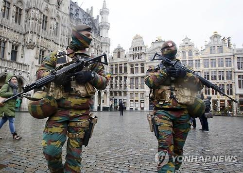 브뤼셀 중심가에서 무장 군인들이 순찰하는 모습(AP=연합뉴스)