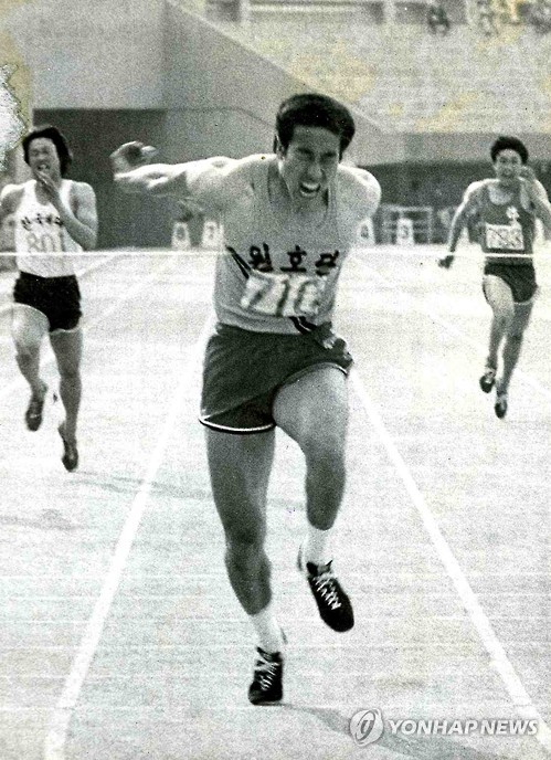 31년간 한국100ｍ 기록 보유 서말구 교수, 심장마비로 별세     (서울=연합뉴스) 한국 100ｍ 기록을 무려 31년간이나 보유했던 서말구 해군사관학교 교수가 30일 심장마비로 별세했다. 향년 61세.        서 교수는 1979년 멕시코에서 열린 유니버시아드대회 남자 100m에서 10초34의 한국 신기록을 세웠다.    이 기록은 김국영이 2010년 6월 7일 전국 육상경기선수권대회에서 10초23을 기록할 때까지 31년 동안 한국기록으로 남아 있었다. 빈소는 경기도 분당 차병원   서 교수가 1979년 6월 전국 종별육상 2일째 남자 일반부 200m에서 종전 기록을 0.2초 단축한 21초 1로 한국신기록을 세우며 골인하고 있다. 2015.11.30      << 연합뉴스 DB >>      photo@yna.co.kr