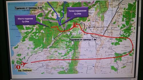 러시아측이 내놓은 항적지도. 붉은색 선이 러시아 전투기 궤적. 윗부분 보라색 선은 터키 전투기 궤적. 긁은 회색선은 터키 국경선. 오른쪽 사각형이 가리키는 곳은 미사일에 맞은 지점, 왼쪽 사각형이 가리키는 곳은 추락 지점.