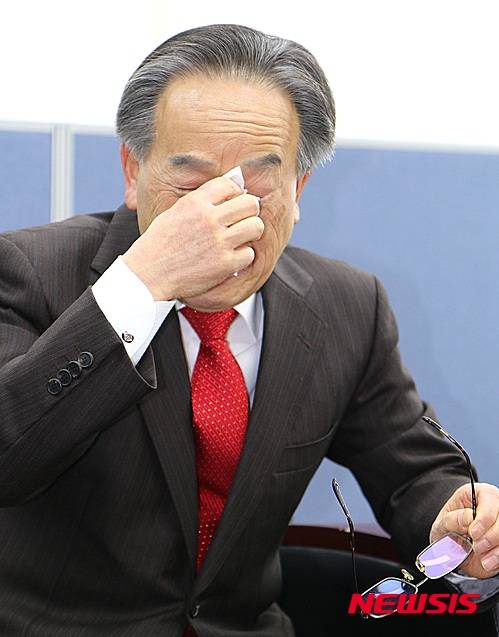 【괴산=뉴시스】강신욱 기자 = 1일 충북 괴산군청 브리핑실에서 구속된 지 179일 만에 업무에 복귀한 임각수 괴산군수가 2015 괴산세계유기농산업엑스포의 회한을 떠올리며 흐르는 눈물을 닦고 있다. 2015.12.01. ksw64@newsis.com
