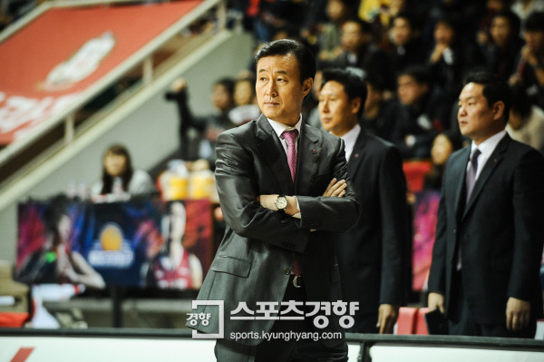 창원 LG 김진 감독 등 코칭스태프가 11월 28일 안양 KGC전에서 경기를 지켜보고 있다. LG는 이 경기에서 25점차를 지키지 못하고 대역전패 했다. /KBL 포토