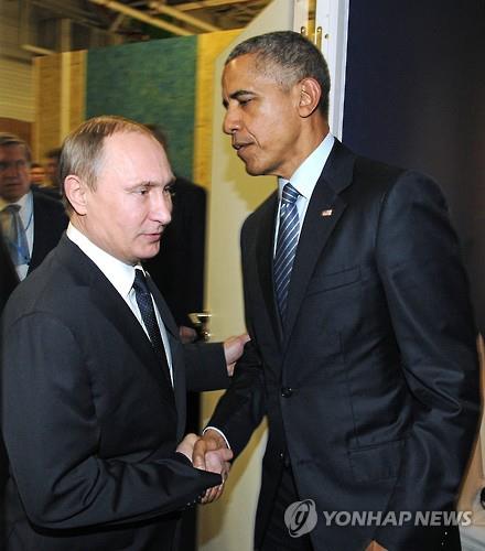 (AP=연합뉴스) 블라디미르 푸틴 러시아 대통령(왼쪽)과 버락 오바마 미국 대통령이 30일(현지시간) 프랑스 파리에서 열린 유엔기후변화협약 당사국총회(COP21)에서 만나 악수하고 있다.