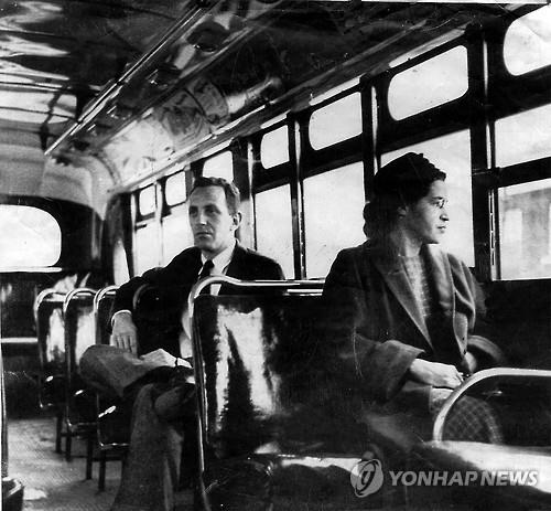 1955년 12월 1일(현지시간) 미국 앨라배마주 몽고메리에서 '백인 승객에게 자리를 양보하라'는 버스 운전사의 지시를 거부하고 있는, 흑인 여성 로자 파크스.  자리 거부로 경찰에 체포된 파크스 사건을 계기로 몽고메리에서는 1년 이상 버스타기 거부 운동이 벌어졌다.  이는 인종차별에 저항하는 대규모 시민운동으로 번졌고, 특히 마틴 루터 킹 목사가 참여하면서 전국적인 민권운동으로 확산했다. (AP=연합뉴스 DB)