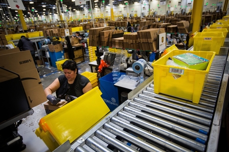 미국 뉴저지의 아마존 직원들이 지난 30일 사이버먼데이를 앞두고 제품을 포장하고 있다. /블룸버그 제공