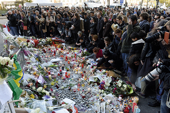 ⓒAFP : 11월15일 IS의 테러로 89명이 숨진 파리 바타클랑 공연장 앞에 추모객들이 꽃을 가져다 놓았다.
