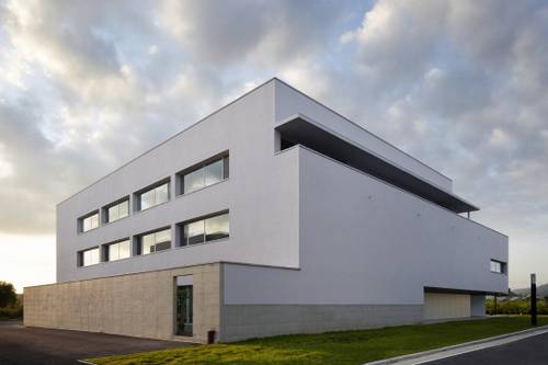 드라이비트를 사용해 음각과 양각의 대비를 극대화한 화인링크 외부 전경.