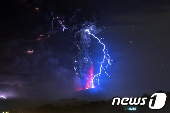 칠레 남부 칼부코 화산이 지난 4월 22일 분화하면서 화산번개와 붉은 용암이 관측됐다. © AFP=뉴스1