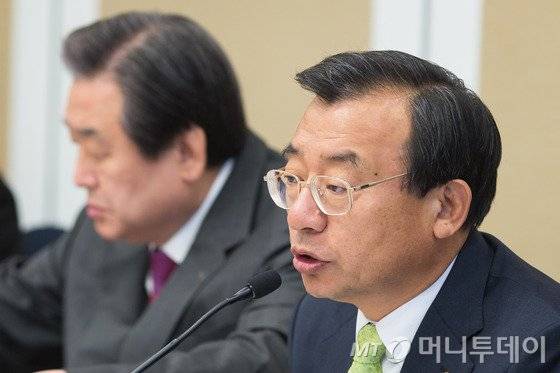 이정현 새누리당 중소기업·소상공인특별위원회 위원장이 3일 서울 여의도 국회 귀빈식당에서 열린 당 중소기업·소상공인특별위원회 중견기업 간담회에서 인사말을 하고 있다. 2015.11.3/뉴스1 <저작권자 © 뉴스1코리아, 무단전재 및 재배포 금지>