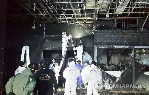 분당 학원상가 화재 합동 감식…화재원인 조사 (성남=연합뉴스) 경기 분당의 학원상가에서 발생한 화재원인을 밝혀내기 위한 경찰과 국립과학수사연구원의 합동감식이 12일 화재 현장인 성남시 분당구 수내동 상가건물에서 이뤄졌다. 합동감식에는 경기경찰 과학수사계와 국과수, 경기소방재난본부 등이 참여했다. 2015.12.12 <<경기경찰 제공>> young86@yna.co.kr