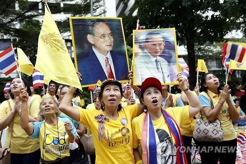 지난 5일 푸미폰 아둔야뎃 태국 국왕의 88회 생일을 축하하는 시민들(EPA=연합뉴스 자료사진)
