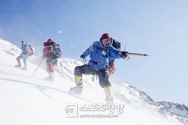 이석훈 감독의 영화 ‘히말라야’ 속 황정민의 연기장면. 사진 CJ엔터테인먼트