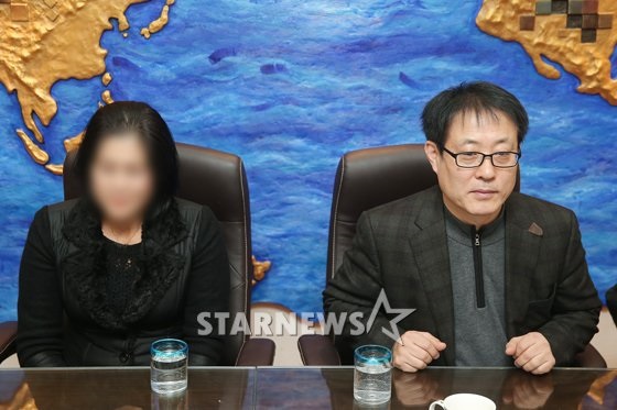 김현중의 부모가 21일 가자회견을 하고 있다. /사진=박찬하 인턴기자