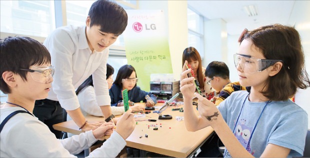 ‘LG 사랑의 다문화학교’에 참가한 학생들이 LED(발광다이오드) 전구를 활용해 과학실험을 하고 있다. LG 제공