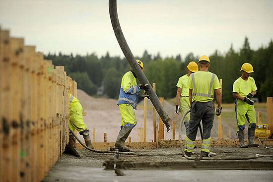 ⓒLehtikuva : 여러 정황을 미루어볼 때 핀란드의 기본소득 제도는 ‘저임금 일자리’를 확산시킬 가능성이 높다. 위는 핀란드 반타의 철도 건설 현장.
