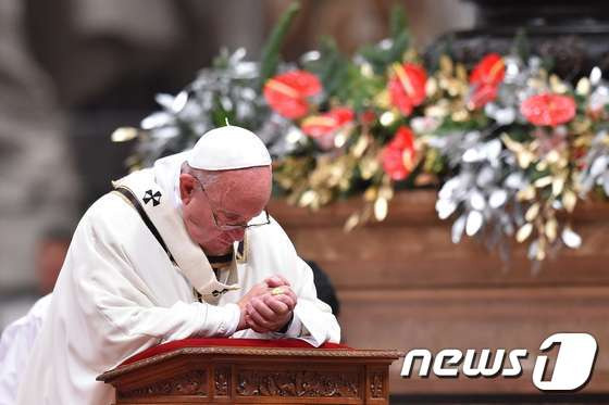 프란치스코 교황이 24일(현지시간) 바티칸에 있는 성베드로대성당에서 진행된 성탄 전야 미사에서 기도하고 있다. © AFP=뉴스1