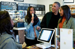 지난달 28일 소형 서점 업셔 스트리트북스를 찾은 오바마 대통령과 두 딸 말리아(왼쪽 둘째)와 샤샤.