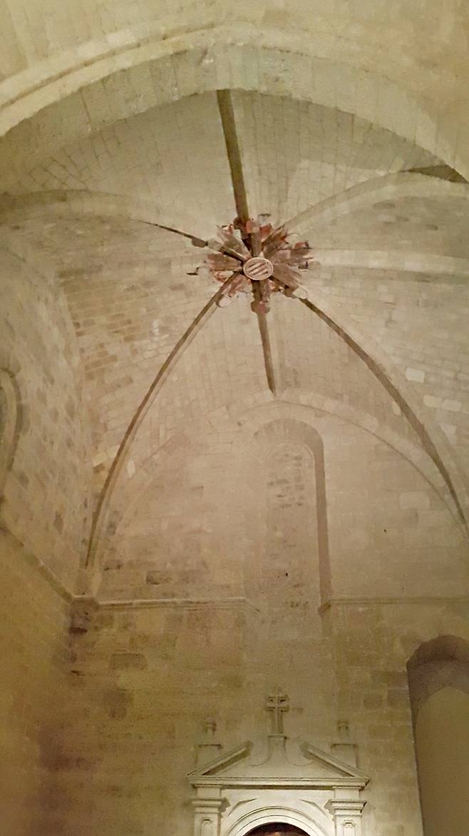 호텔 내 예배당의 돔 형 천정