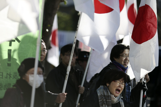 절규 : 한·일 정부가 지난 28일 일본군 위안부 문제 해결에 대해 최종 합의했다고 발표한 가운데 이에 반발하는 일본 보수단체 회원 등 200여 명이 29일 도쿄 총리 관저 인근에서 항의 시위를 벌이고 있다.  AP연합뉴스