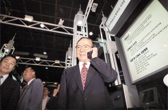 경상현 전 정보통신부 장관이 CDMA 상용 시험 통화 시연회에 참석해 통화를 하는 모습 /SK텔레콤 제공