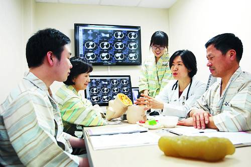 100세 건강도 올 한 해를 얼마나 잘 보내는가에 좌우된다. 나이에 맞는 건강검진을 받고, 잘 먹고 잘 자고 잘 쉬는 게 중요하다. 사진은 새해를 맞아 온 식구가 해운대백병원에서 가족건강검진을 받는 모습. 백병원 제공