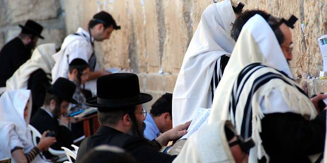 예루살렘의 유대교인들이 통곡의 벽 앞에서 기도를 하고 있다. 유대교인들에게 예수는 ‘이단’이었다.