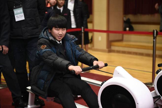 대구 아양중학교에 오는 6월 융합스포츠교실이 첫 구축된다. 아양중학교 융합스포츠교실에 구축될 로프배틀을 학생들이 체험해보고 있다.
