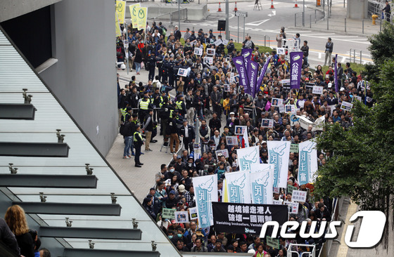 1월 10일(현지시간) 홍콩 도심에서 실종된 서점 관계자의 석방을 촉구하는 거리 시위가 전개됐다. ©AFP=뉴스1