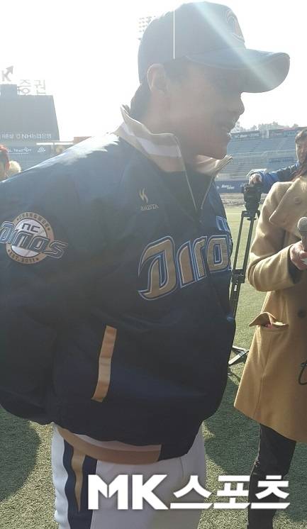 이종욱이 11일 마산구장에서 취재진과의 인터뷰에 응답하고 있다. 사진(창원)=김진수 기자