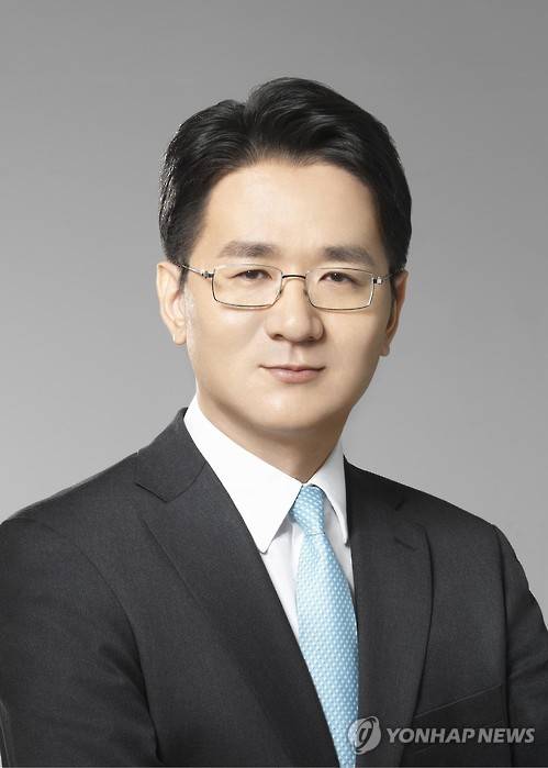 한진그룹 3세 조원태 대한항공 총괄 부사장에 선임 (서울=연합뉴스) 한진그룹 조양호 회장의 아들 조원태 부사장이 여객·화물 영업 및 기획부문 부사장에서 전 부문을 관장하는 총괄 부사장으로 선임됐다. 대한항공은 이 같은 내용을 포함해 2016년 정기 임원인사를 11일 단행했다. 조원태 부사장은 이번 인사에서 승진한 것은 아니지만 총괄 부사장을 맡으면서 전반적으로 더 큰 영향력을 행사하게 됐다. << 대한항공제공 >>