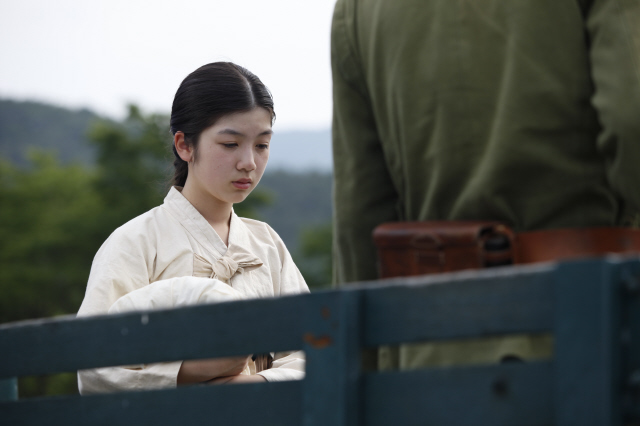 영화 <귀향>에서 위안부 피해 소녀 역을 맡은 강하나의 촬영 모습. 제이오엔터테인먼트 제공