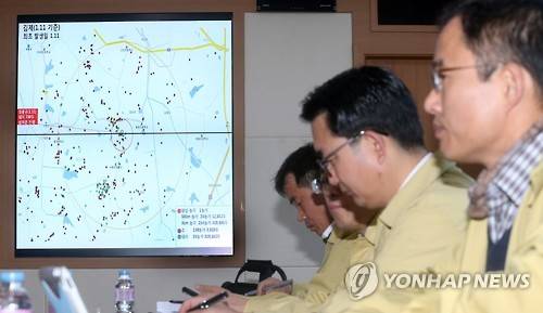 전북 김제서 구제역 의심 신고 (세종=연합뉴스) 배재만 기자 = 이동필 농림축산식품부 장관주재로 12일 오전 정부세종청사 농식품부 내 AI 구제역 방역대책 상황실에서 열린 긴급 대책회의에서 관계 직원들이 전북 김제시의 한 돼지 농가에서 최초 구제역 의심 신고가 들어온 것과 관련, 대책을 논의하고 있다. 2016.1.12 scoop@yna.co.kr http://blog.yonhapnews.co.kr/f6464