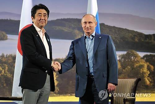 '북방영토' 속도 냅시다.사진은 주요 8개국(G8) 정상회의 참석차 북아일랜드를 방문중인 아베 총리(왼쪽)와 푸틴 대통령이 이니스킬렌에서 양자 회담에 앞서 악수하는 모습
