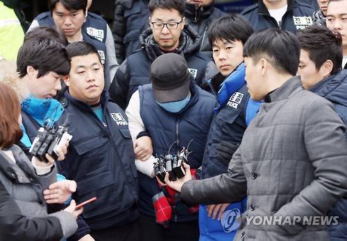 초등생 아들 시신 훼손 혐의 아버지 영장실질심사 (부천=연합뉴스) 윤태현 기자 = 초등생 아들의 시신을 훼손하고 냉동보관한 혐의를 받는 A(34)씨가 영장실질심사를 받고자 17일 오후 경기도 부천시 원미구 원미경찰서를 나서고 있다. 2016.1.17 tomatoyoon@yna.co.kr