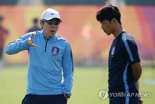 황희찬과 대화나누는 신태용 감독 (도하=연합뉴스) 윤동진 기자 = 신태용 올림픽 축구 대표팀 감독이 17일 오전(현지시간) 카타르 도하 알 가라파 스타디움 연습 경기장에서 열린 훈련에서 황희찬과 대화를 하고 있다. 2016.1.17 mon@yna.co.kr