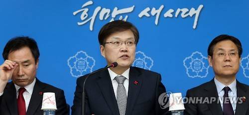 (서울=연합뉴스) 김주형 기자 = 최양희(가운데) 미래창조과학부 장관이 모두 발언을 하고 있다. 미래창조과학부, 문체부 등 6개 부처 장,차관들은 18일 오전 정부 서울청사 브리핑실에서 '창조경제와 문화융성을 통한 성장동력확충' 실현을 위해 각 부처가 협업을 통해 스마트하게 혁신한다고 밝혔다. kjhpress@yna.co.kr