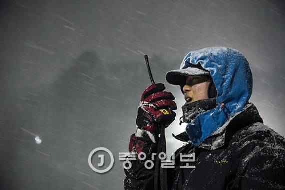 장서원씨가 스키장 슬로프 한가운데에서 교신을 하고 있다. 제설은 온도와 풍향의 영향이 크기 때문에 수시로 본부와 연락을 주고받아야 한다.