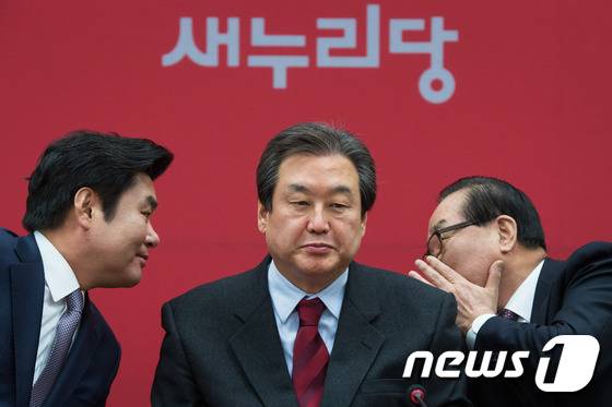 원유철 새누리당 원내대표와 서청원 최고위원이 지난 21일 서울 여의도 국회에서 열린 최고위원회의에서 김무성 대표를 사이에 두고 대화하고 있다.