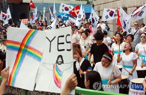 지난해 6월 서울에서 열린 퀴어문화축제 반대 집회를 하는 개신교단체. (연합뉴스 자료사진)