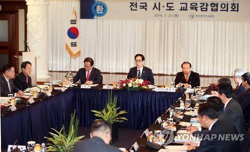 교육부장관, 누리과정 예산편성 호소 (부산=연합뉴스) 조정호 기자 = 일부 교육청이 누리과정 예산을 편성하지 않아 보육대란이 현실화되는 시점에서 전국 시·도교육감협의회 총회가 21일 부산 해운대그랜드호텔에서 열렸다. 이준식 사회부총리 겸 교육부 장관이 전국 17개 시·도교육감들에게 누리과정 예산 편성을 호소하고 있다. ccho@yna.co.kr