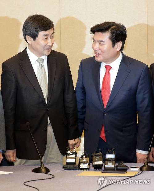 얘기 나누는 여야 원내지도부 (서울=연합뉴스) 김현태 기자 = 23일 오후 국회에서 새누리당 원유철 원내대표(오른쪽)와 더불어민주당 이종걸 원내대표가 얘기를 나누고 있다. 이날 여야 원내지도부는 4·13 총선에 적용할 선거구 획정 기준과 여야 간 쟁점법안의 1월 임시국회 처리 방안을 협상하고자 만났다. 2016.1.23 mtkht@yna.co.kr