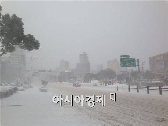 24일 제주 시내에는 강한 눈보라와 매서운 돌풍이 불었다. 이날 택시나 대중교통을 제외하고 도로를 달리는 차는 쉽게 눈에 띄지 않았다.